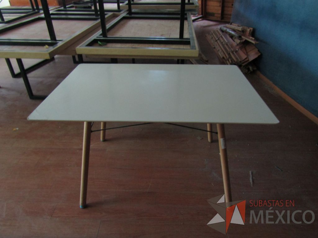 Lote 075 - Mesa de trabajo, patas de madera y cubierta color blanco