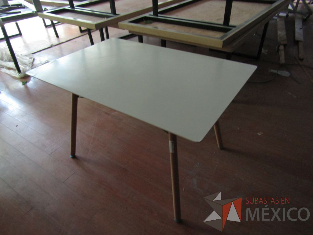 Lote 075 - Mesa de trabajo, patas de madera y cubierta color blanco - Imagen 3