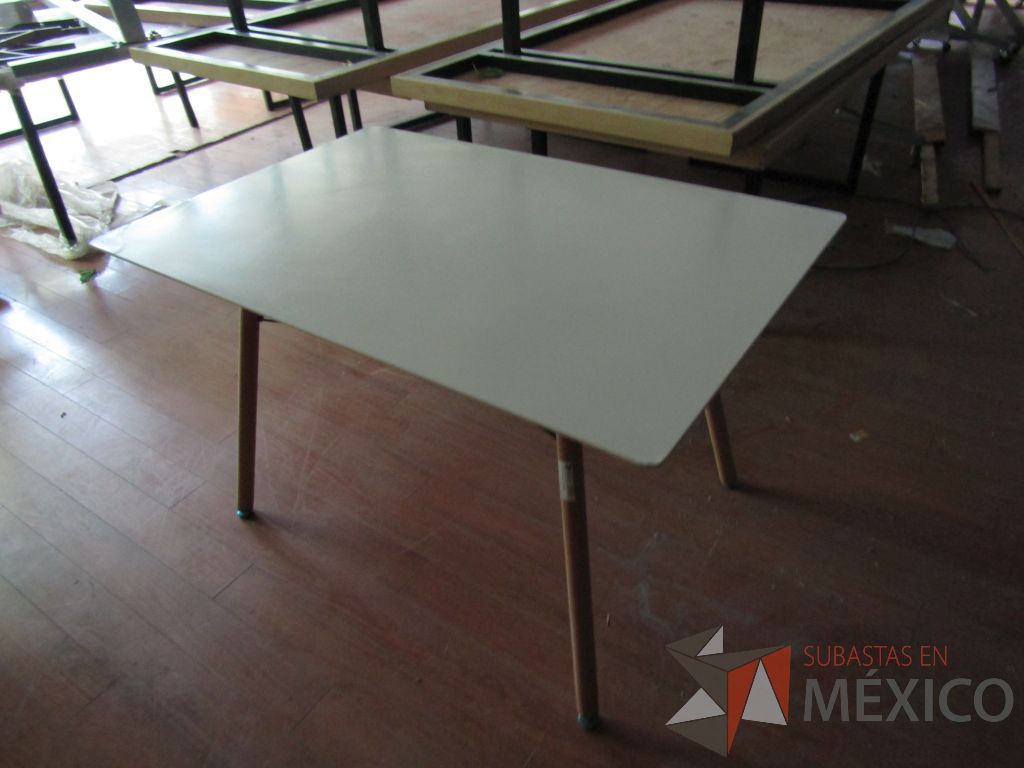 Lote 075 - Mesa de trabajo, patas de madera y cubierta color blanco - Imagen 4