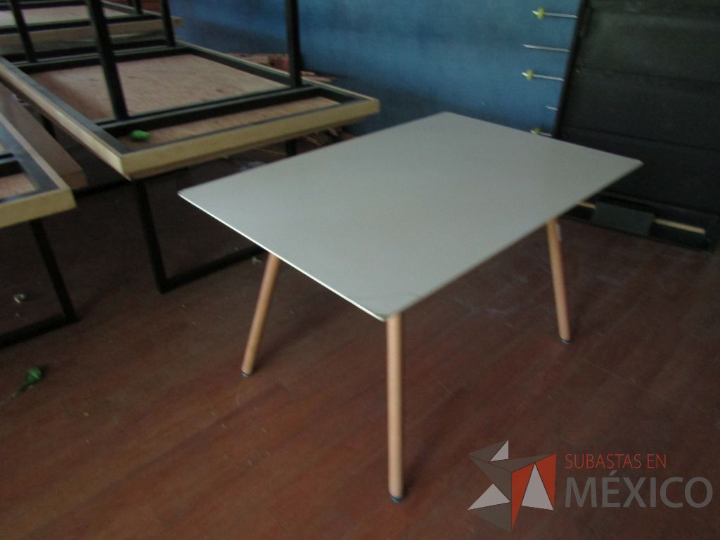 Lote 075 - Mesa de trabajo, patas de madera y cubierta color blanco - Imagen 7