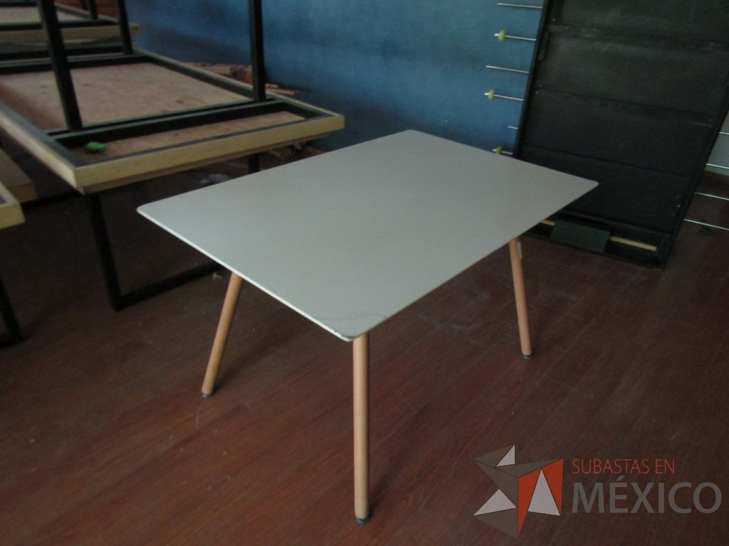 Lote 075 - Mesa de trabajo, patas de madera y cubierta color blanco - Imagen 6