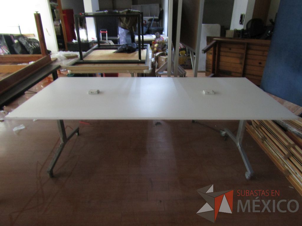 Lote 020 - Mesa de trabajo con estructura métalica con ruedas y cubierta color madera con 2 accesorio para conexión - Imagen 2