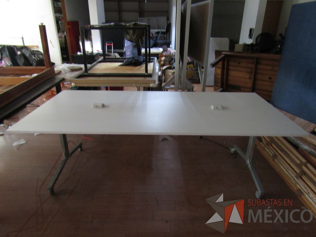Lote 020 - Mesa de trabajo con estructura métalica con ruedas y cubierta color madera con 2 accesorio para conexión - Imagen 3