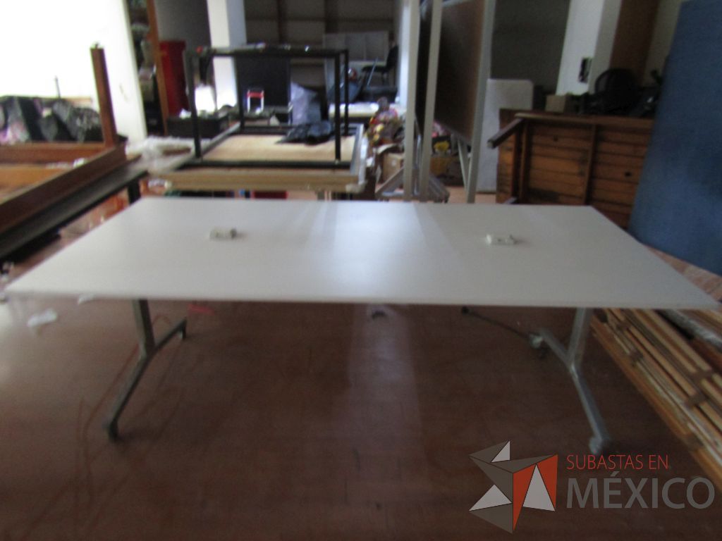Lote 020 - Mesa de trabajo con estructura métalica con ruedas y cubierta color madera con 2 accesorio para conexión - Imagen 4