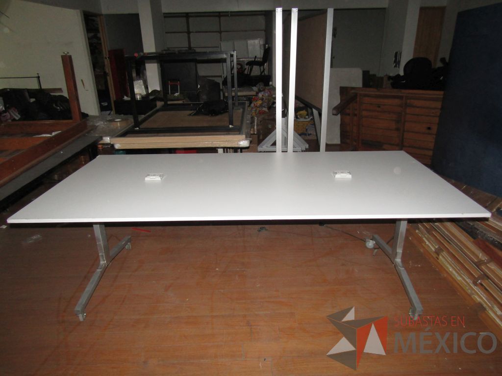 Lote 020 - Mesa de trabajo con estructura métalica con ruedas y cubierta color madera con 2 accesorio para conexión - Imagen 6