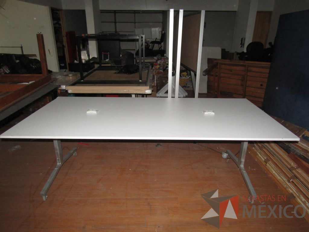 Lote 020 - Mesa de trabajo con estructura métalica con ruedas y cubierta color madera con 2 accesorio para conexión