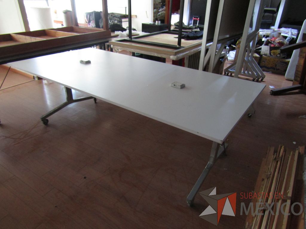 Lote 020 - Mesa de trabajo con estructura métalica con ruedas y cubierta color madera con 2 accesorio para conexión - Imagen 7