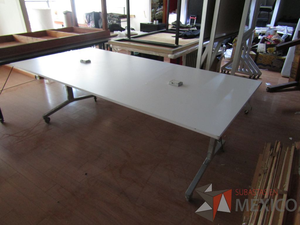 Lote 020 - Mesa de trabajo con estructura métalica con ruedas y cubierta color madera con 2 accesorio para conexión - Imagen 8