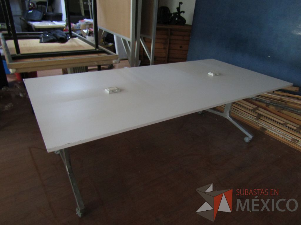 Lote 020 - Mesa de trabajo con estructura métalica con ruedas y cubierta color madera con 2 accesorio para conexión - Imagen 9