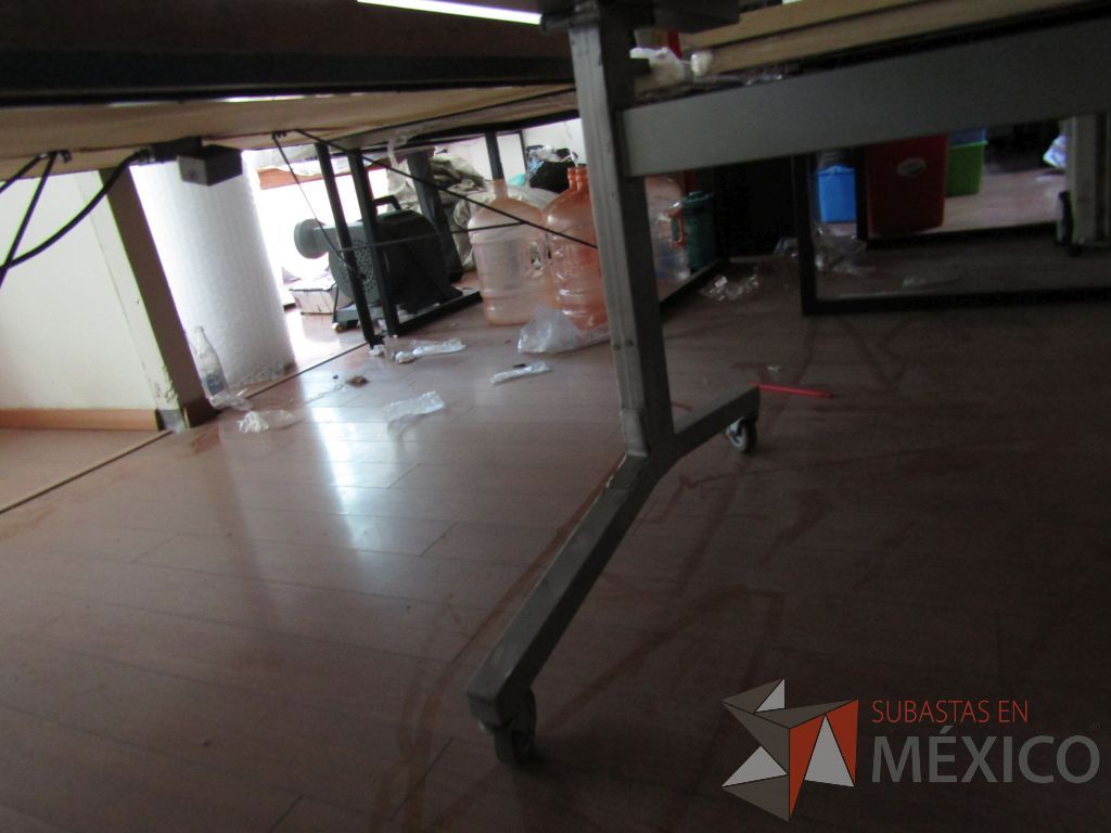 Lote 020 - Mesa de trabajo con estructura métalica con ruedas y cubierta color madera con 2 accesorio para conexión - Imagen 10