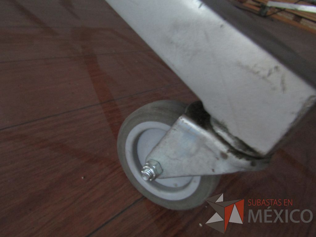 Lote 020 - Mesa de trabajo con estructura métalica con ruedas y cubierta color madera con 2 accesorio para conexión - Imagen 12