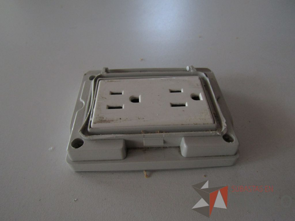Lote 020 - Mesa de trabajo con estructura métalica con ruedas y cubierta color madera con 2 accesorio para conexión - Imagen 13