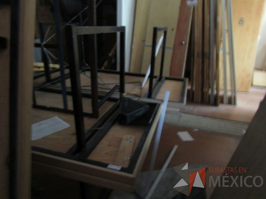 Lote 093 - 2 Mesas de trabajo, con estructura métalica y cubierta color madera - Imagen 2
