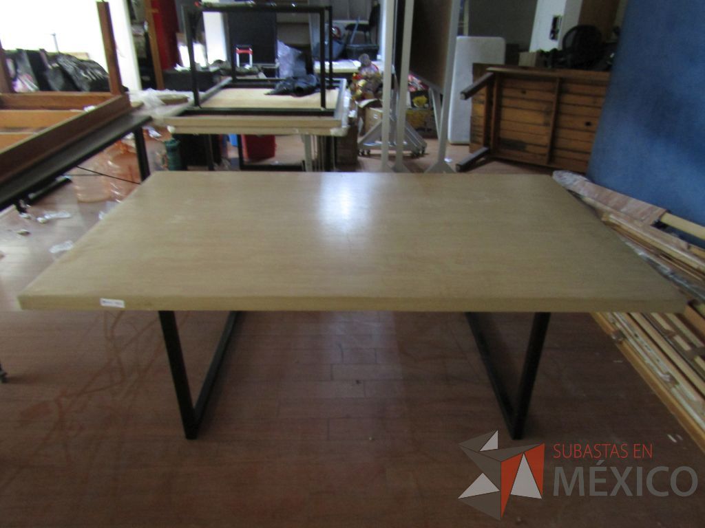 Lote 022 - 2 Mesas de trabajo, con estructura métalica y cubierta color madera - Imagen 13