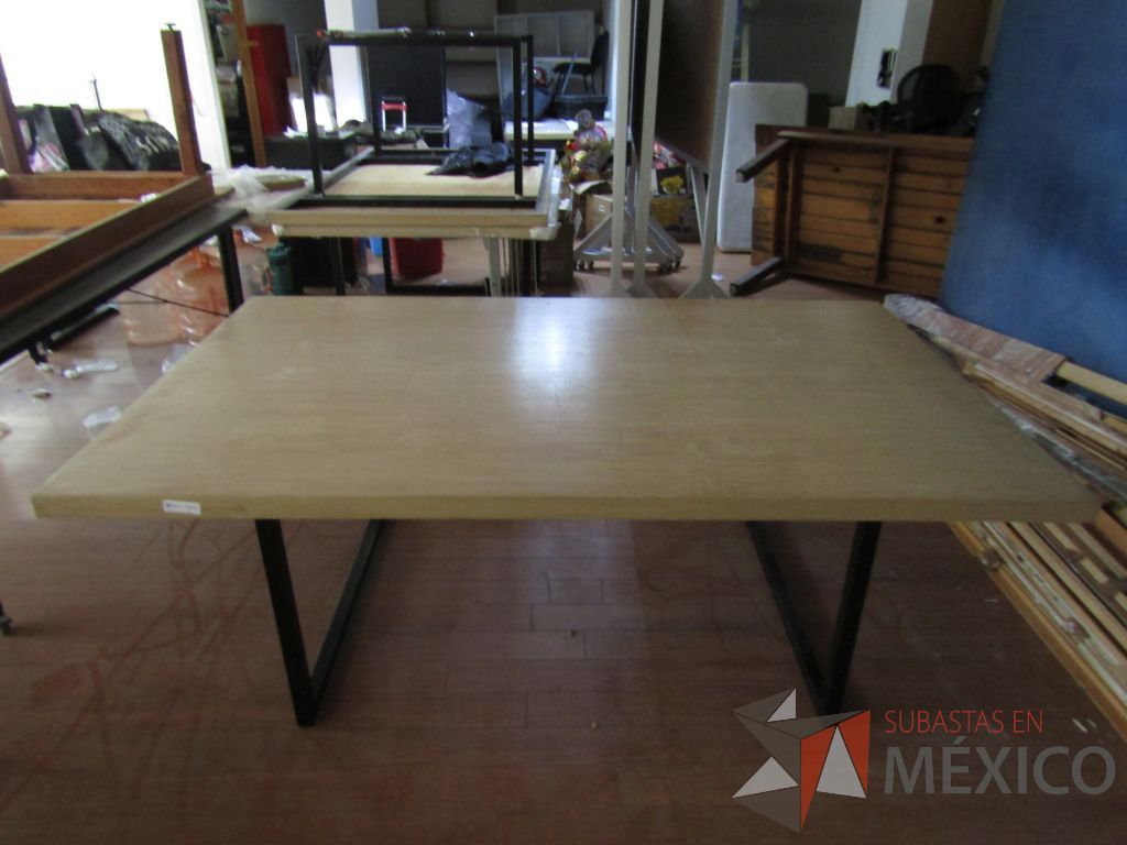 Lote 022 - 2 Mesas de trabajo, con estructura métalica y cubierta color madera