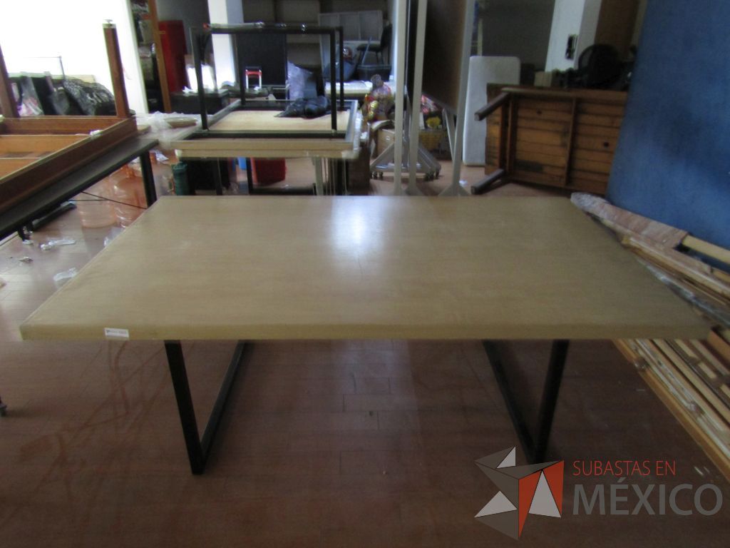 Lote 077 - 3 Mesas de trabajo, con estructura métalica y cubierta color madera - Imagen 3