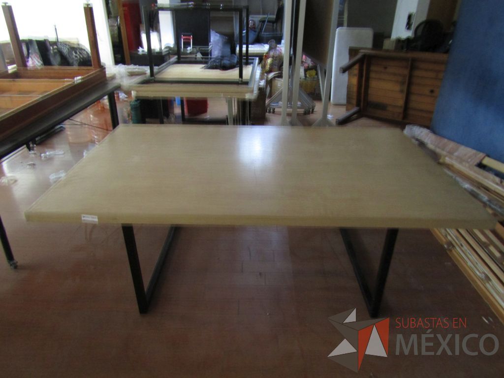 Lote 077 - 3 Mesas de trabajo, con estructura métalica y cubierta color madera - Imagen 4