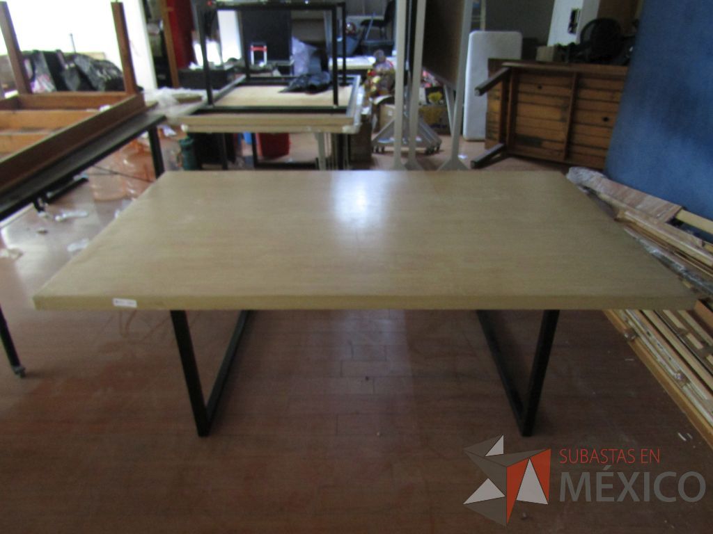 Lote 022 - 2 Mesas de trabajo, con estructura métalica y cubierta color madera - Imagen 2