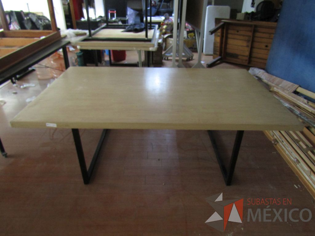 Lote 077 - 3 Mesas de trabajo, con estructura métalica y cubierta color madera - Imagen 14