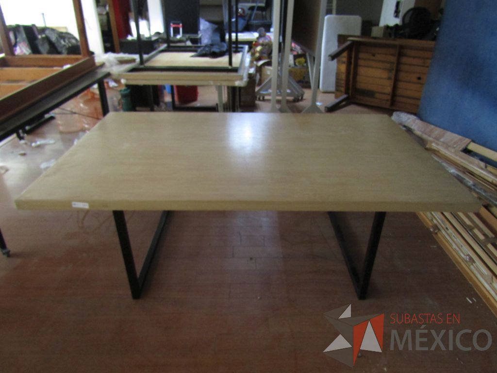 Lote 077 - 3 Mesas de trabajo, con estructura métalica y cubierta color madera