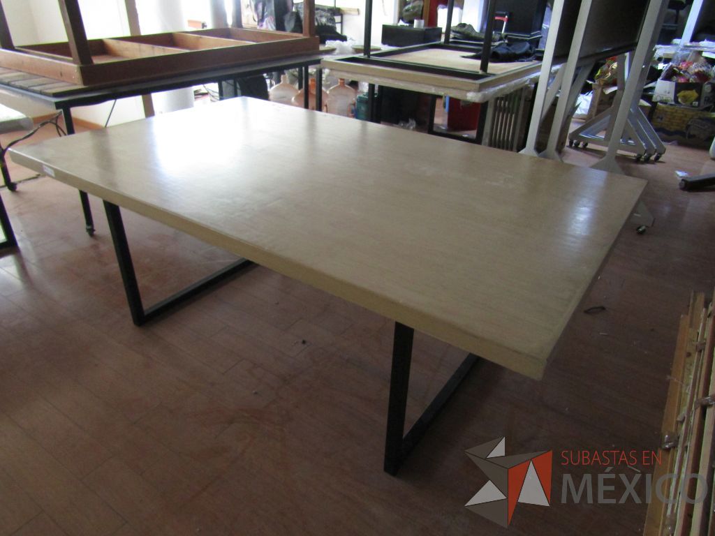 Lote 022 - 2 Mesas de trabajo, con estructura métalica y cubierta color madera - Imagen 5