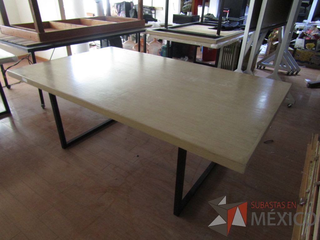 Lote 022 - 2 Mesas de trabajo, con estructura métalica y cubierta color madera - Imagen 6