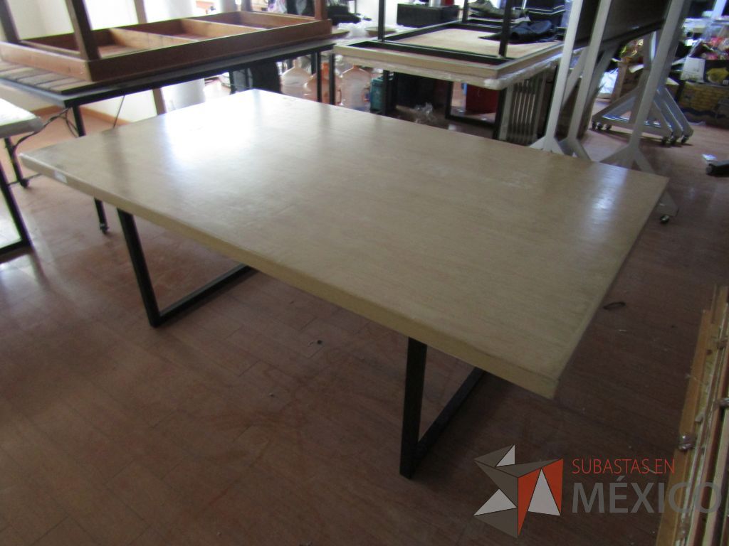 Lote 093 - 2 Mesas de trabajo, con estructura métalica y cubierta color madera - Imagen 9