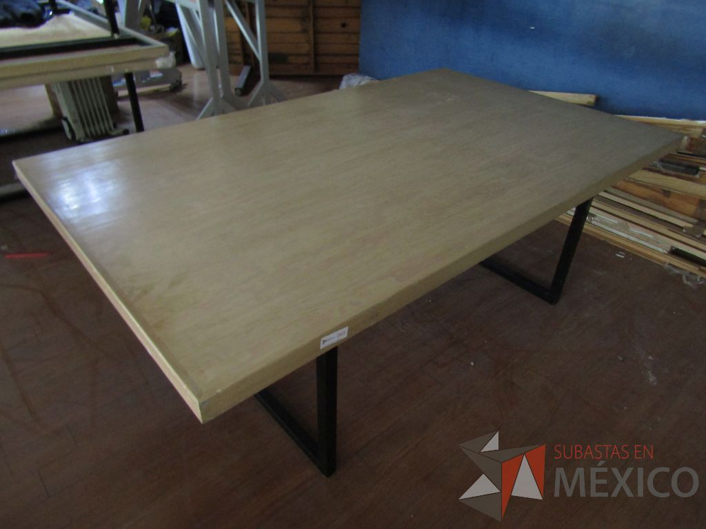 Lote 022 - 2 Mesas de trabajo, con estructura métalica y cubierta color madera - Imagen 8