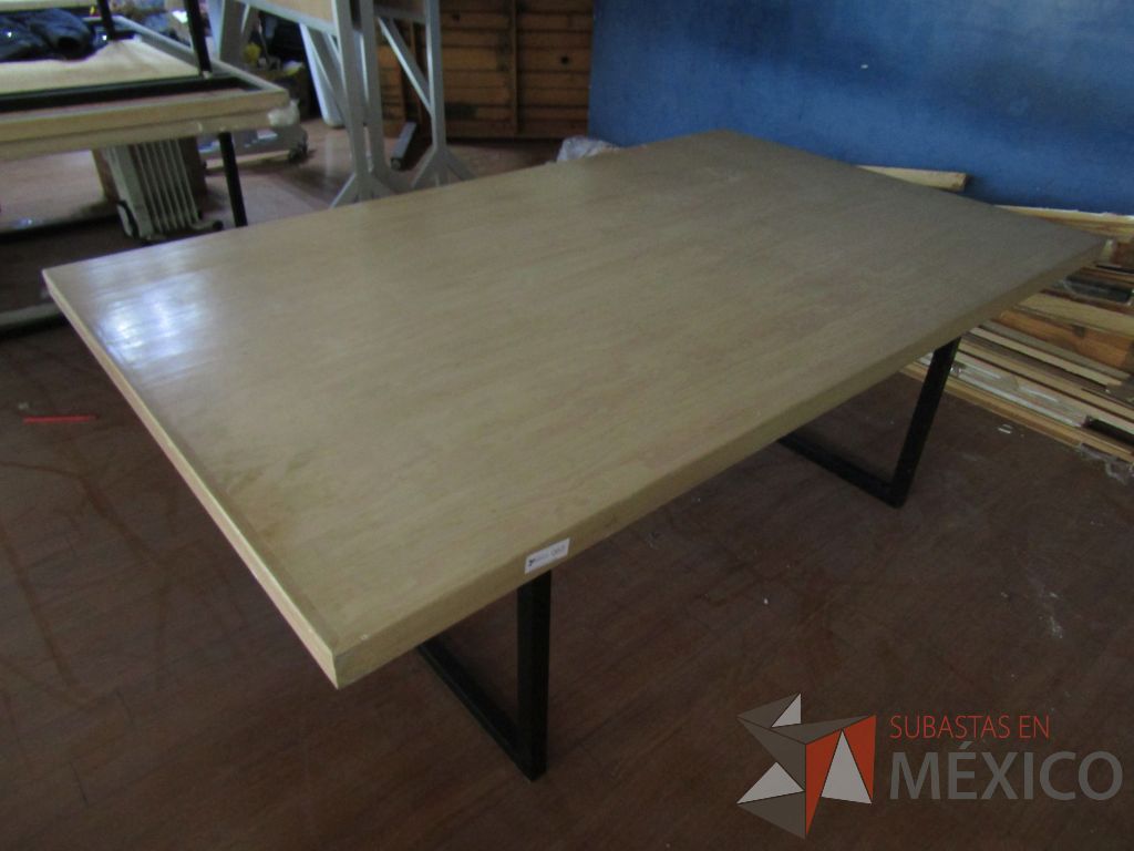 Lote 077 - 3 Mesas de trabajo, con estructura métalica y cubierta color madera - Imagen 9