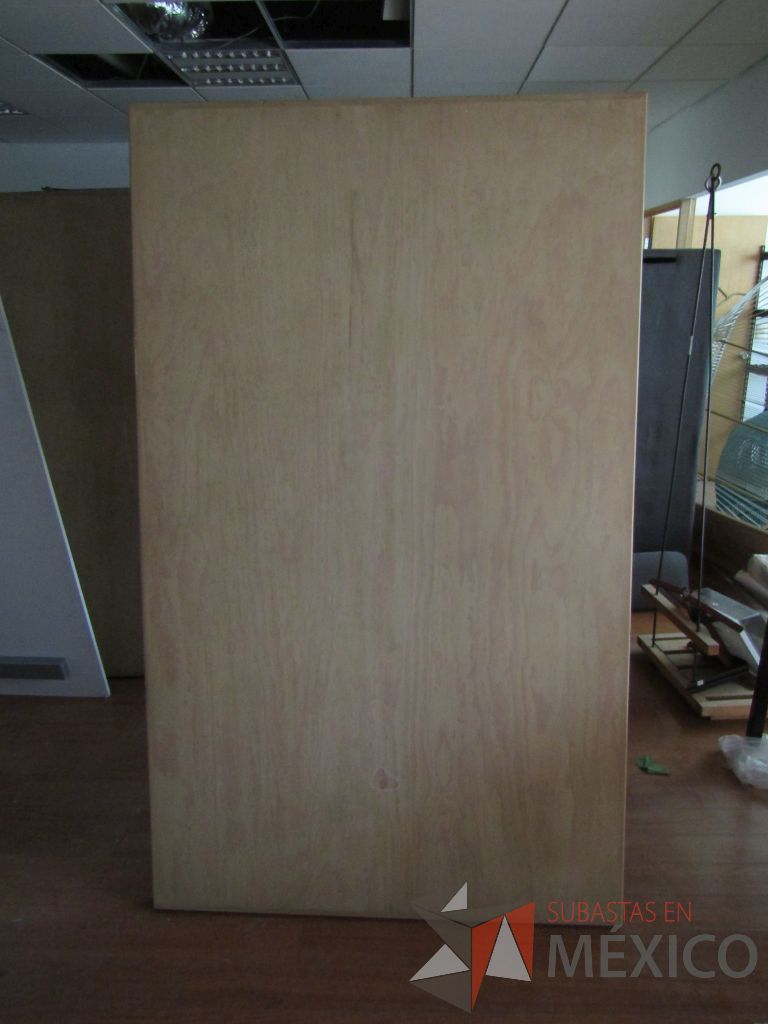 Lote 022 - 2 Mesas de trabajo, con estructura métalica y cubierta color madera - Imagen 10