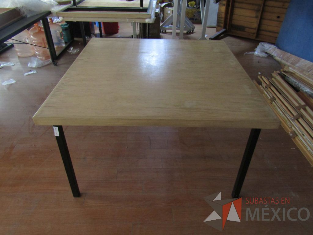 Lote 078 - Mesa cuadrada con esctructura métalica y cubierta color madera - Imagen 2