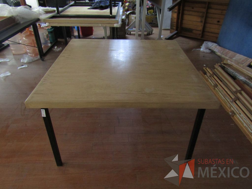 Lote 078 - Mesa cuadrada con esctructura métalica y cubierta color madera - Imagen 3