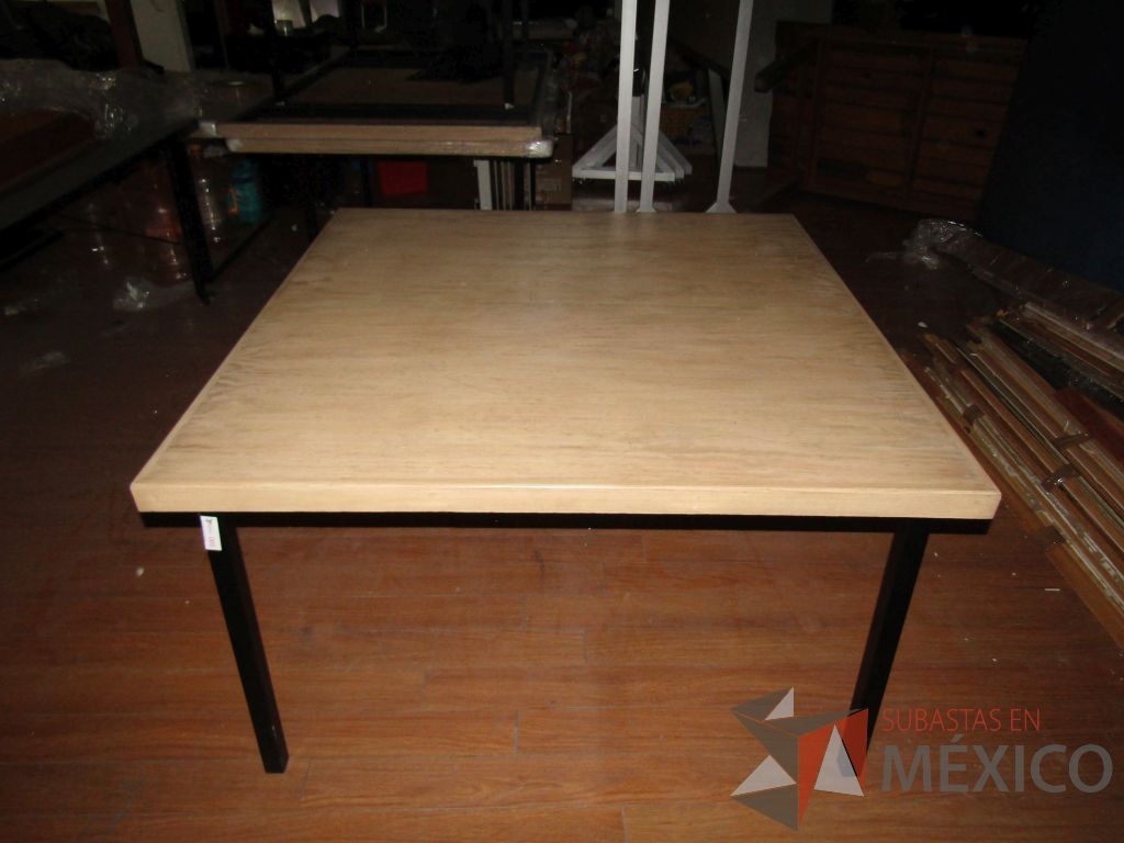 Lote 078 - Mesa cuadrada con esctructura métalica y cubierta color madera