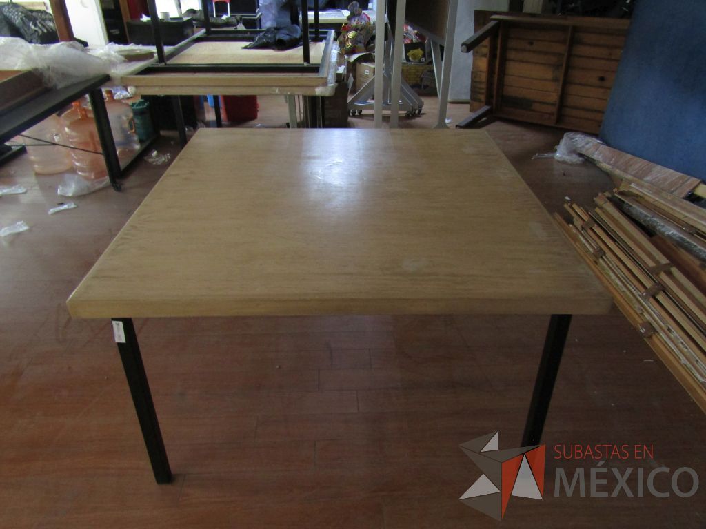 Lote 078 - Mesa cuadrada con esctructura métalica y cubierta color madera - Imagen 7