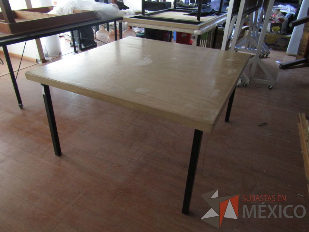 Lote 078 - Mesa cuadrada con esctructura métalica y cubierta color madera - Imagen 8