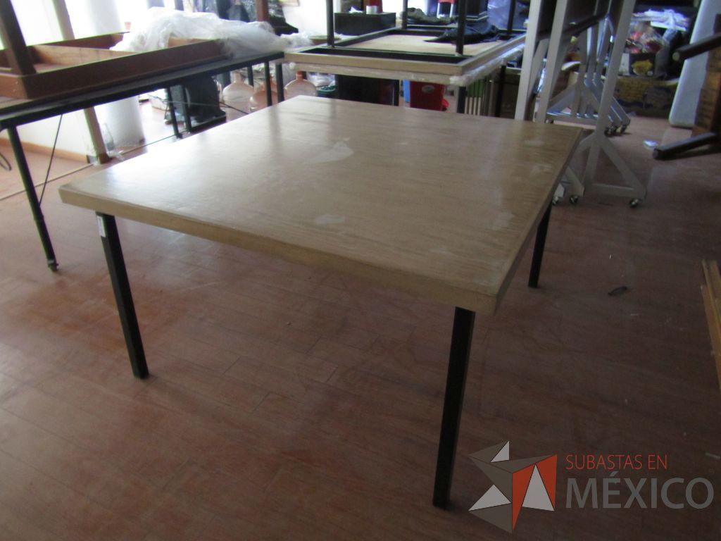 Lote 078 - Mesa cuadrada con esctructura métalica y cubierta color madera - Imagen 4