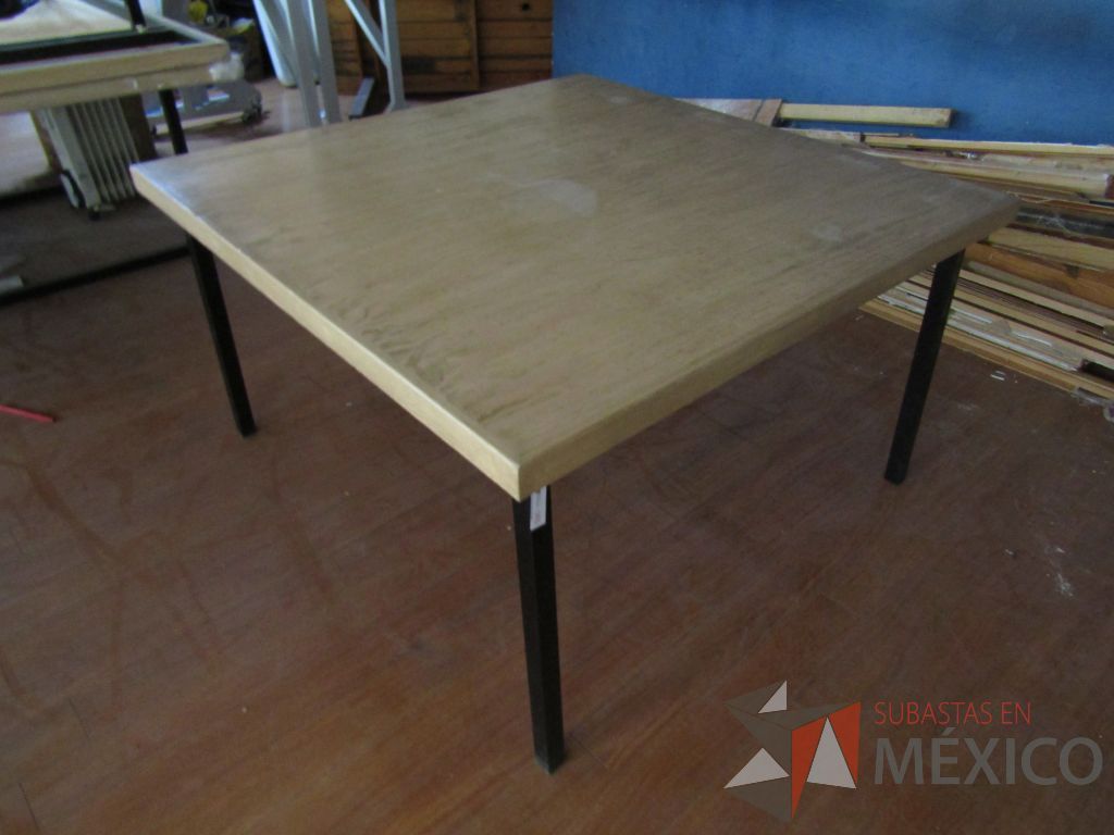 Lote 078 - Mesa cuadrada con esctructura métalica y cubierta color madera - Imagen 5