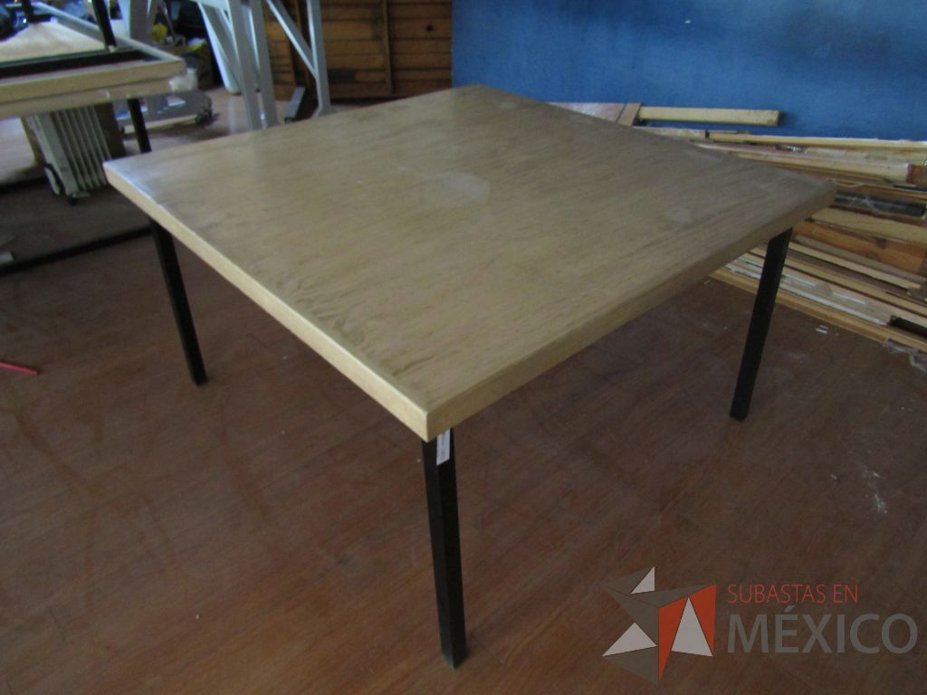 Lote 078 - Mesa cuadrada con esctructura métalica y cubierta color madera - Imagen 6