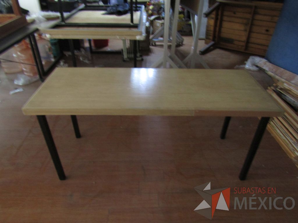 Lote 094 - 3 Mesas rectangulares, con estructura métalica y cuibierta color madera