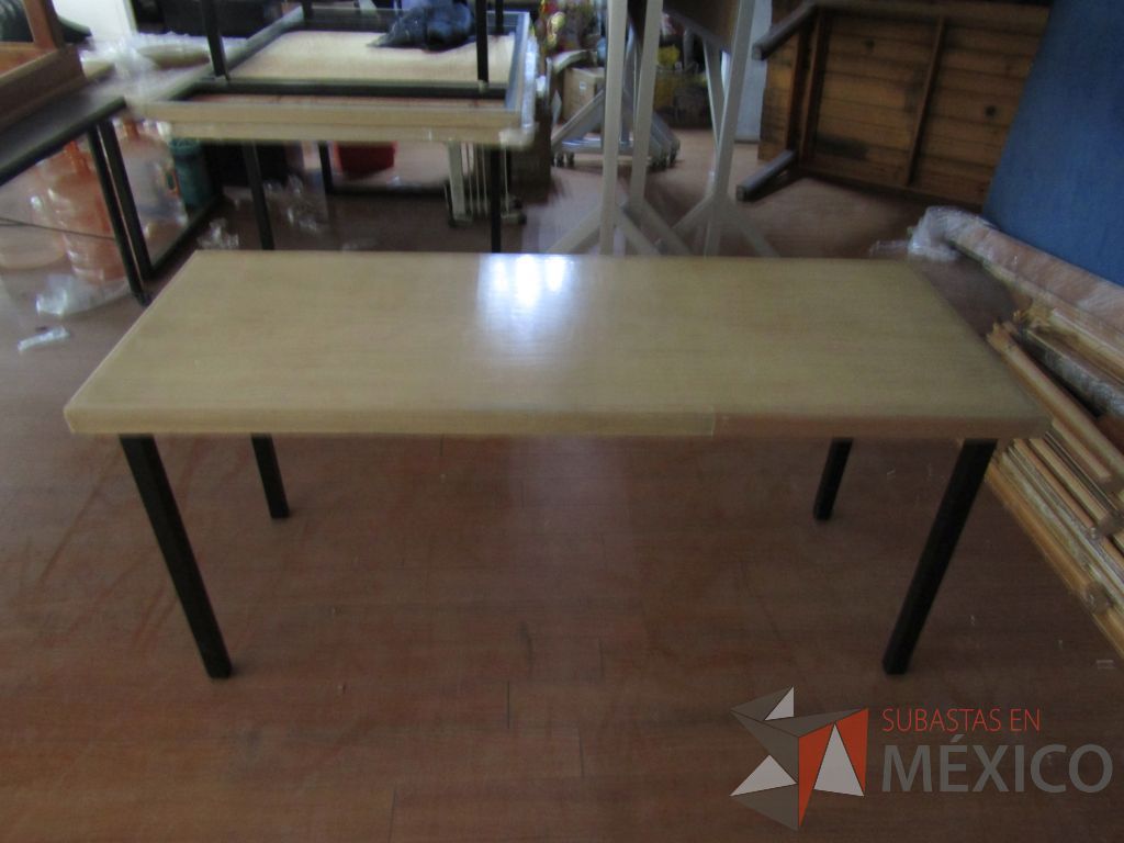 Lote 094 - 3 Mesas rectangulares, con estructura métalica y cuibierta color madera - Imagen 2