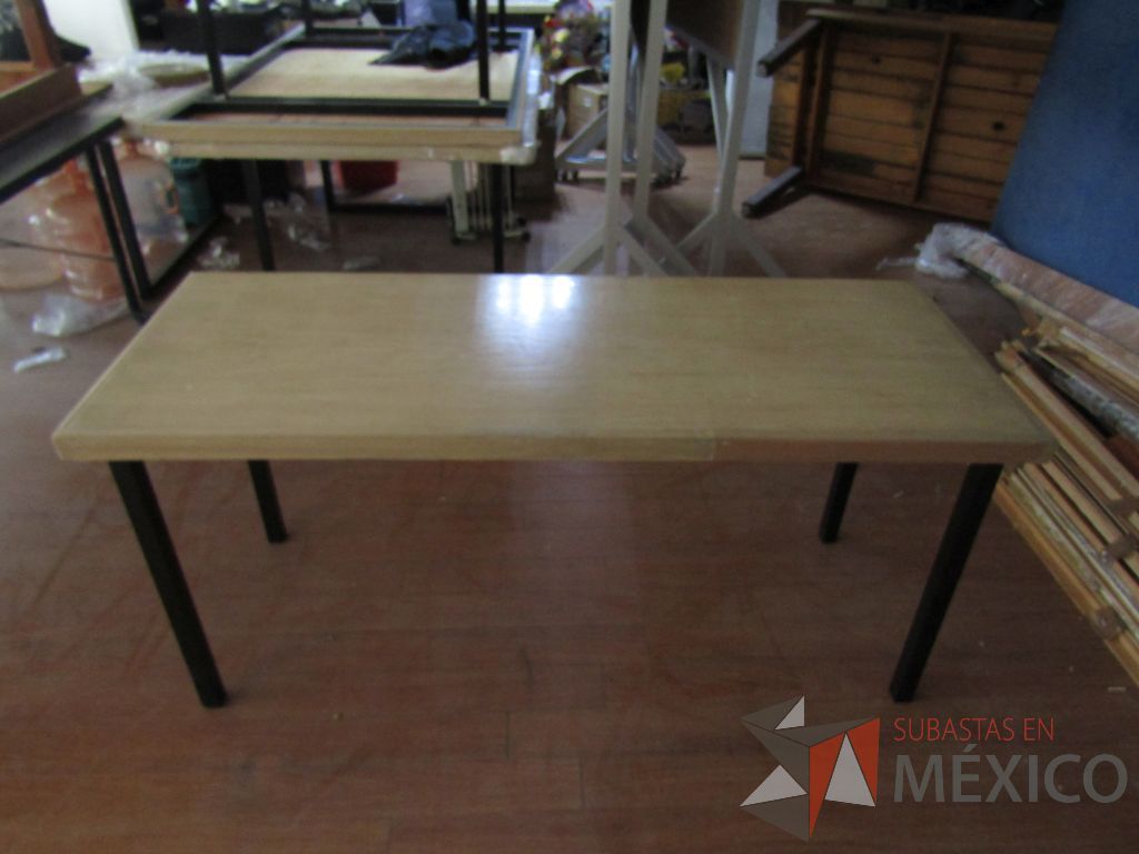Lote 094 - 3 Mesas rectangulares, con estructura métalica y cuibierta color madera - Imagen 4
