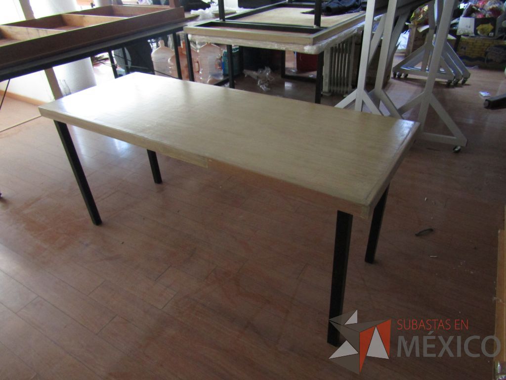 Lote 094 - 3 Mesas rectangulares, con estructura métalica y cuibierta color madera - Imagen 8