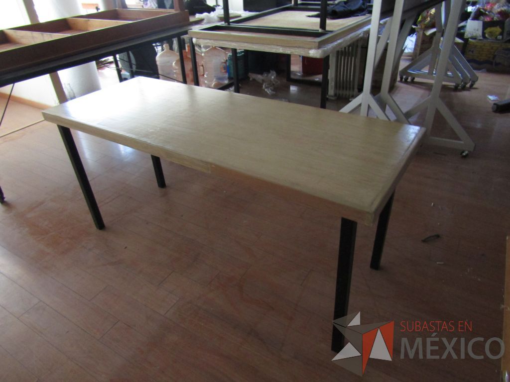 Lote 094 - 3 Mesas rectangulares, con estructura métalica y cuibierta color madera - Imagen 5