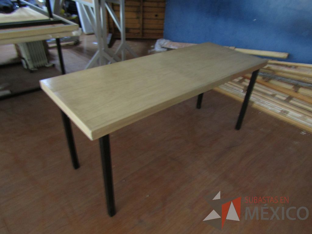 Lote 094 - 3 Mesas rectangulares, con estructura métalica y cuibierta color madera - Imagen 6