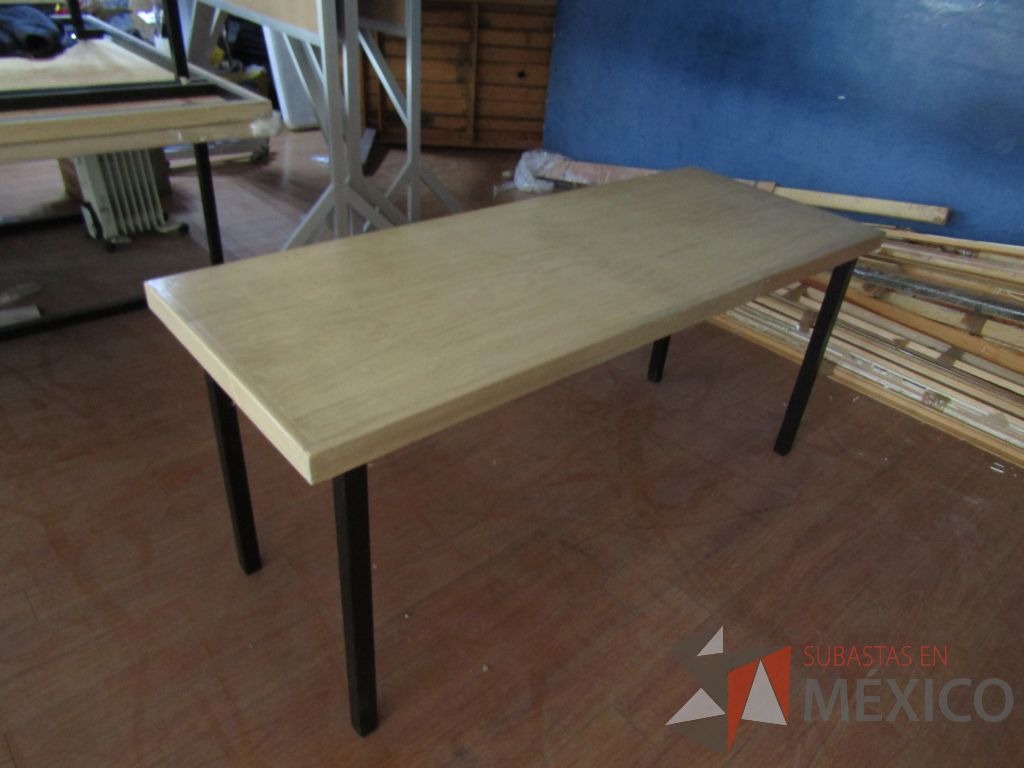 Lote 094 - 3 Mesas rectangulares, con estructura métalica y cuibierta color madera - Imagen 7