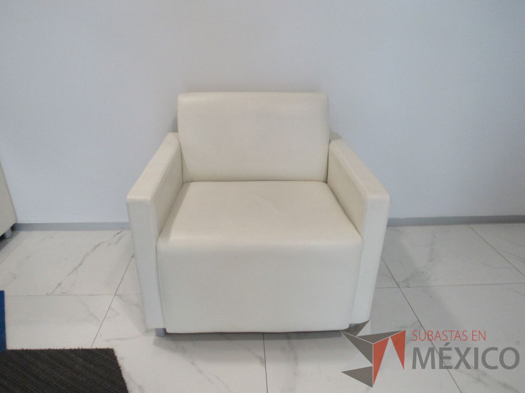 INV 091 - Sillón de 1 plaza con base metálica, asiento y respaldo tipo piel color beige - Imagen 2