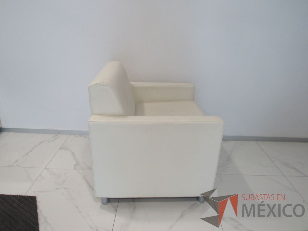 INV 091 - Sillón de 1 plaza con base metálica, asiento y respaldo tipo piel color beige - Imagen 5