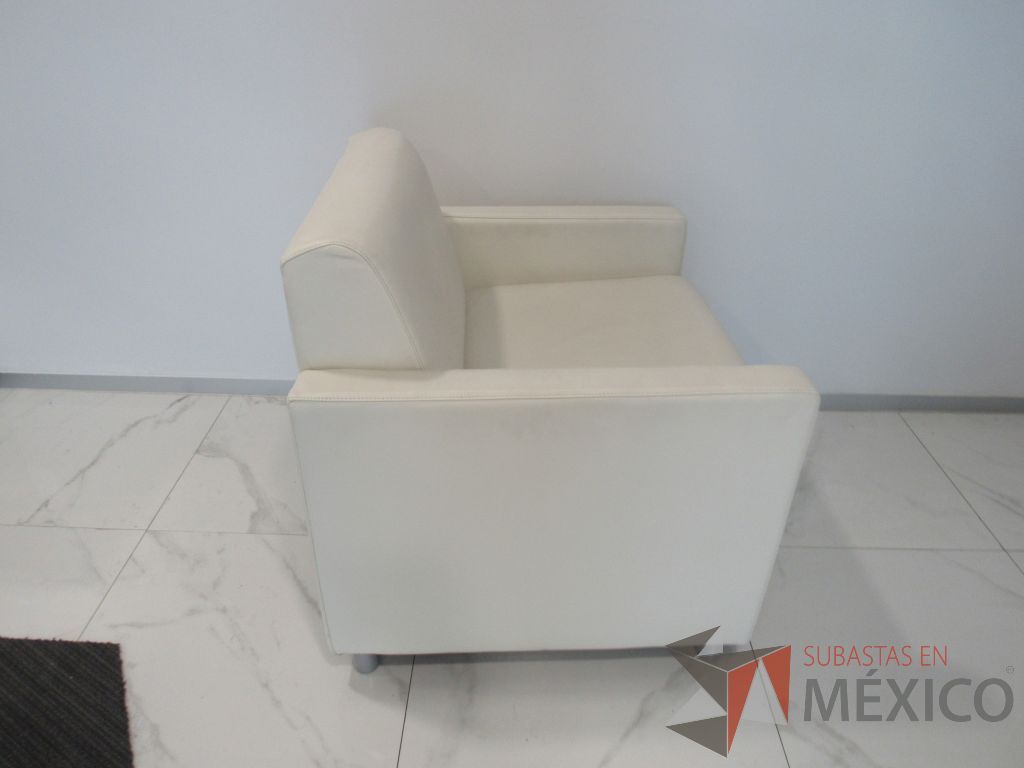 INV 091 - Sillón de 1 plaza con base metálica, asiento y respaldo tipo piel color beige - Imagen 7