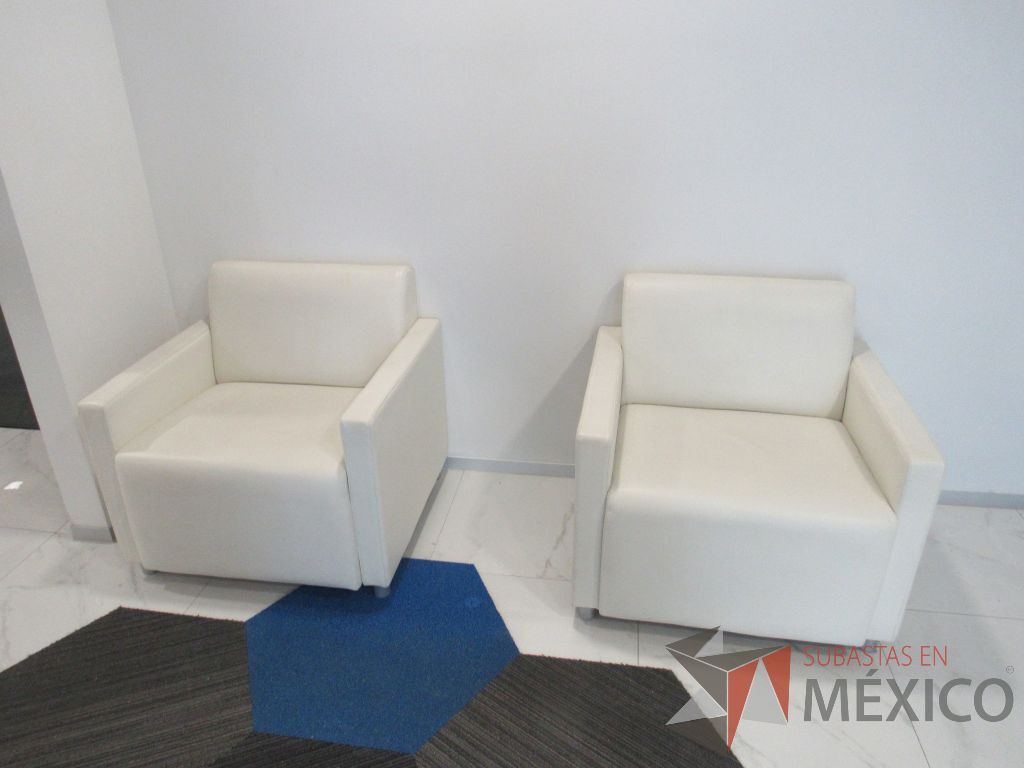 INV 091 - Sillón de 1 plaza con base metálica, asiento y respaldo tipo piel color beige - Imagen 10