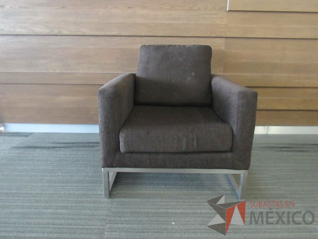 INV 098 - Sillón de 1 plaza con base metálica, asiento y respaldo en tela color café - Imagen 4